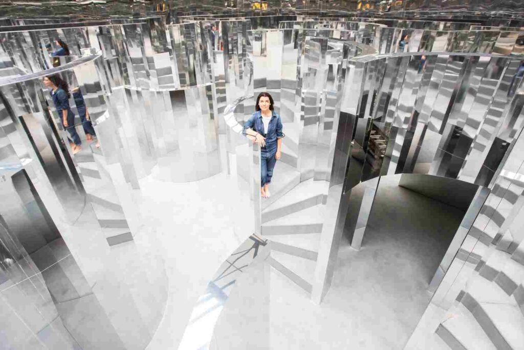 Exposição imersiva com labirinto de espelhos - E_photo by Victor Frankowski