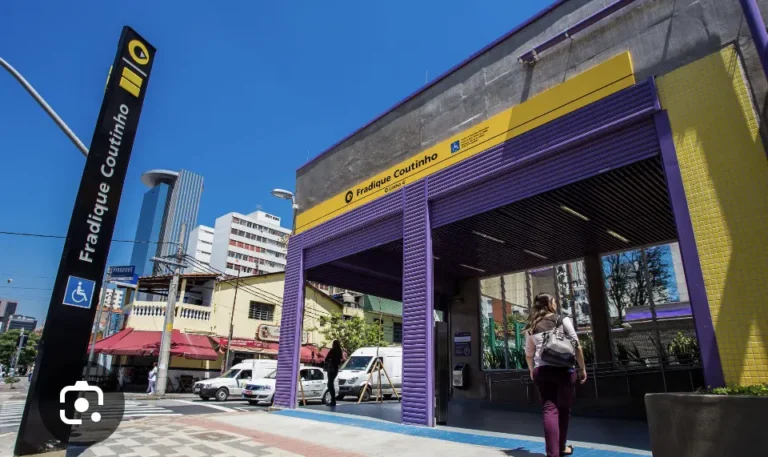 Estação Fradique Coutinho na Rua dos Pinheiros