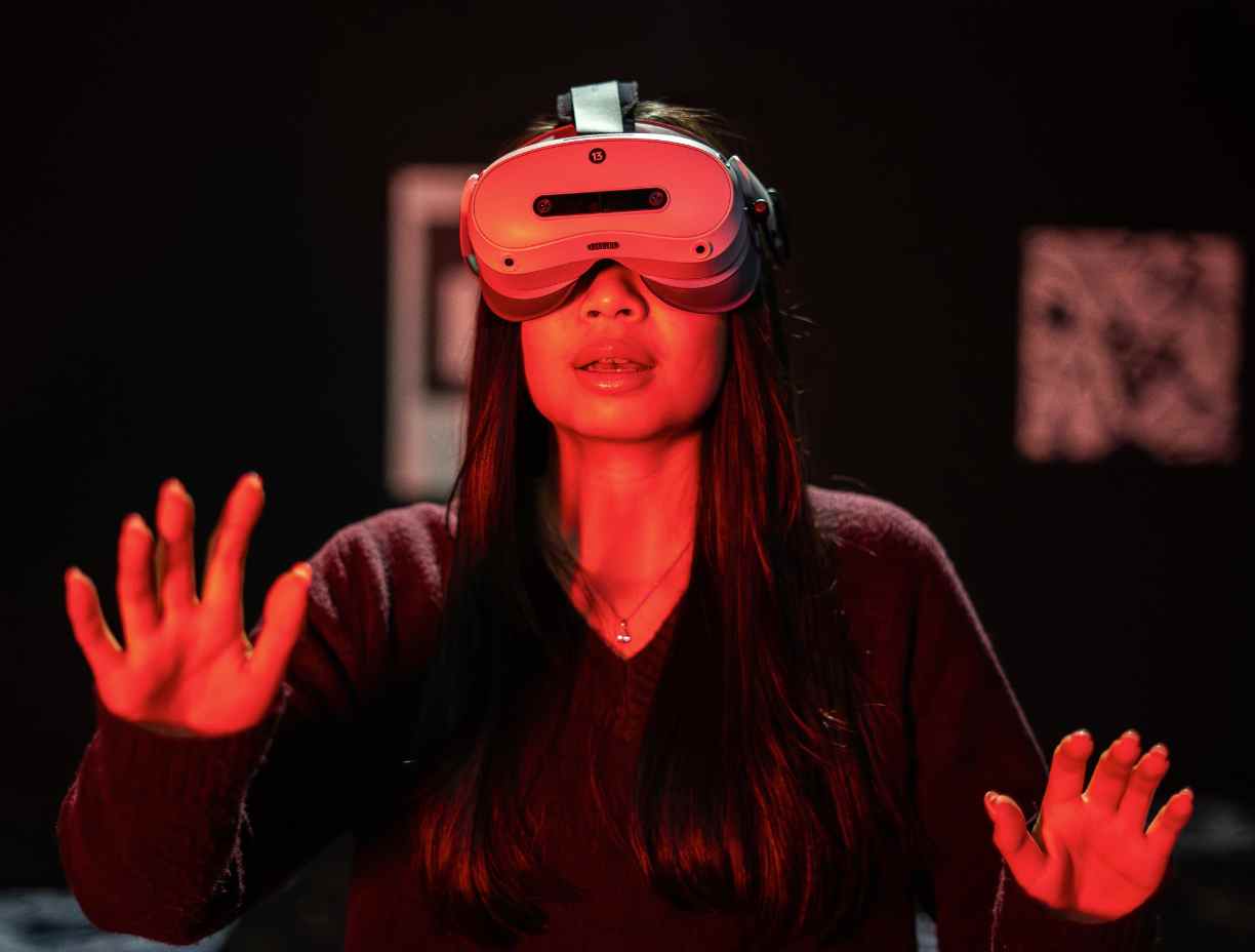 Visitante participa de experiência em realidade virtual na exposição A Mente de um Serial Killer