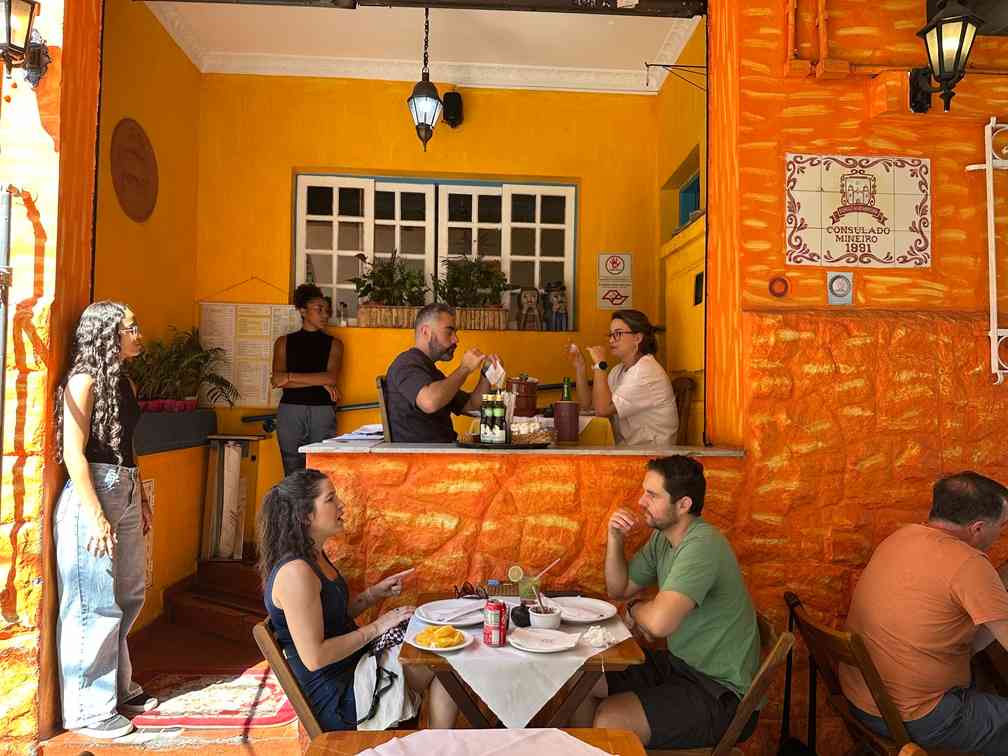 Fachada e mesas do Consulado Mineiro da Praça Benedito Calixto