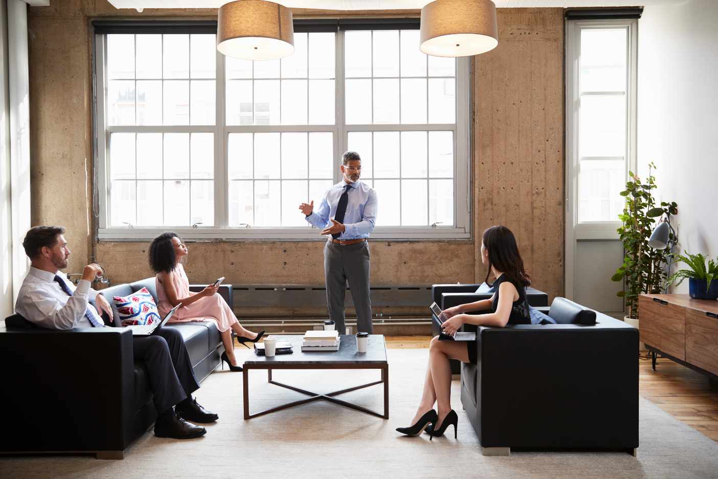 Escritório corporativo moderno em ambiente aberto com profissionais trabalhando