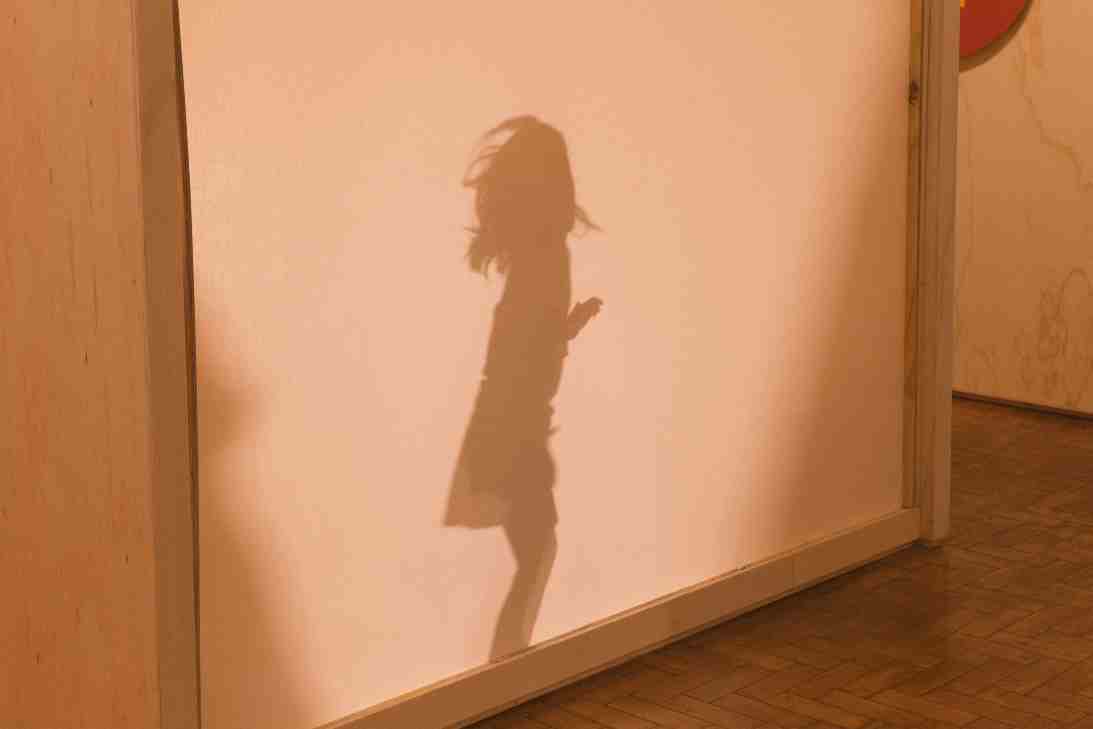 Sombra de criança em instalação da exposição Primeiras Infâncias Brasileiras no Solar Fábio Prado