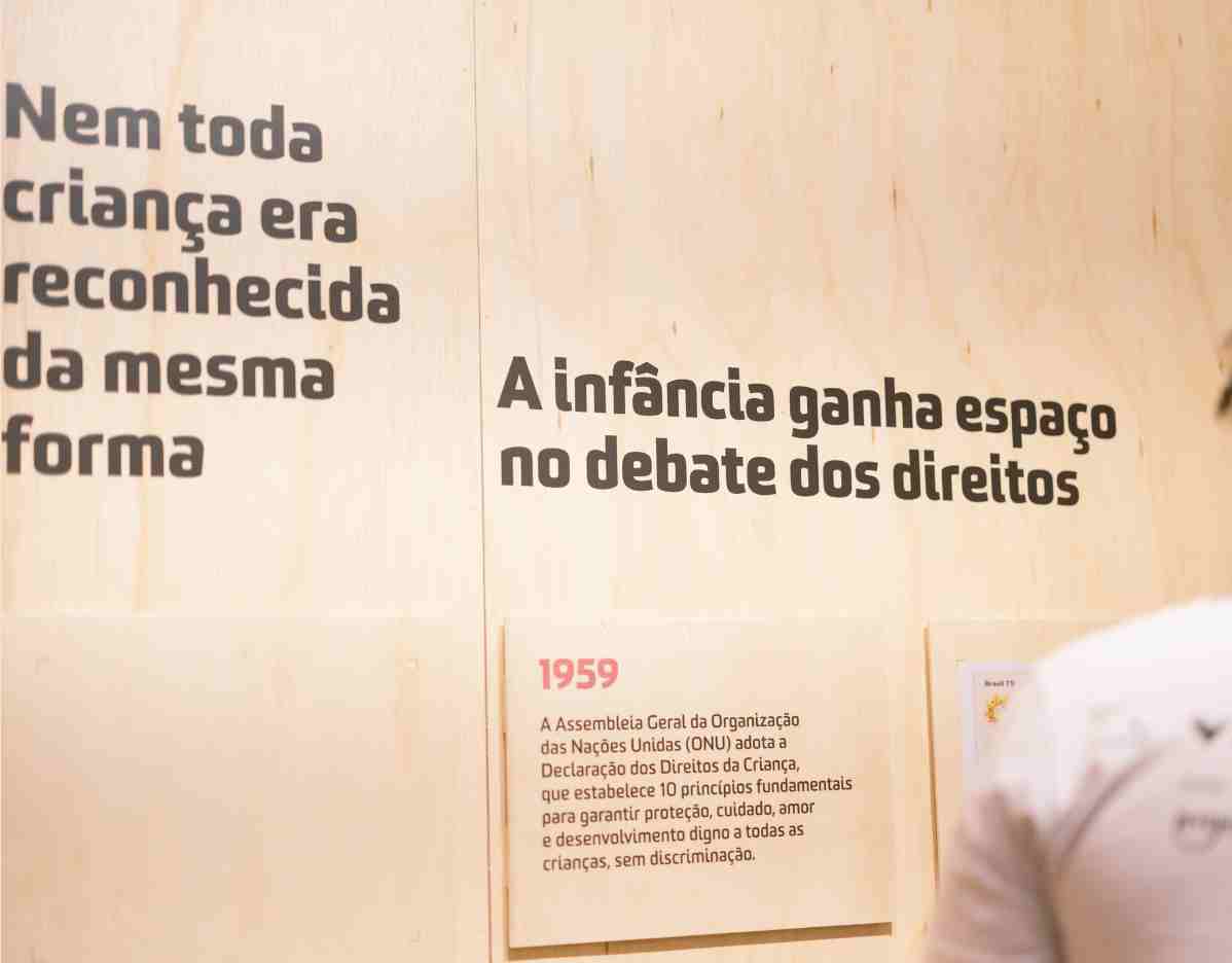 Painel da exposição Primeiras Infâncias Brasileiras aborda a presença da infância no debate sobre direitos