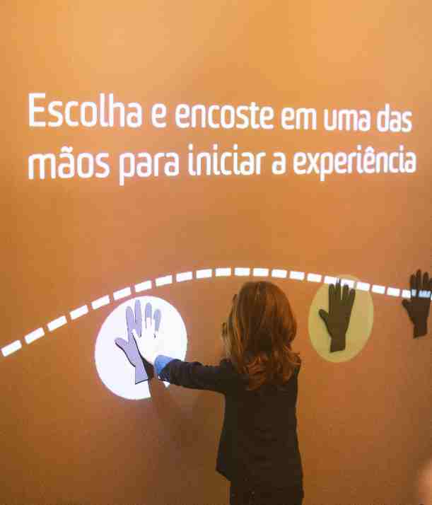 Criança interage com instalação da exposição Primeiras Infâncias Brasileiras no Solar Fábio Prado