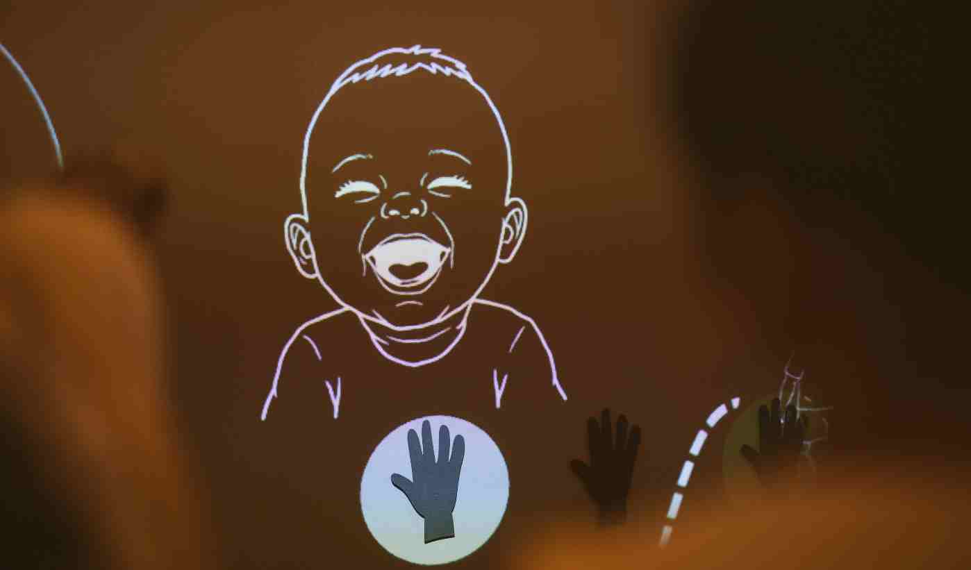 Instalação interativa da exposição Primeiras Infâncias Brasileiras no Solar Fábio Prado