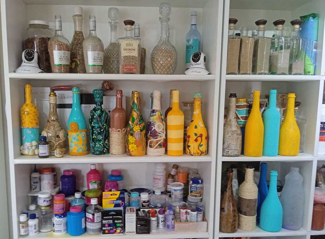 Garrafas decoradas, tintas e materiais de artesanato no Ateliê Heliane Arte Cultura