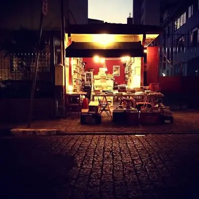 fachada do Sebo Desculpe a Poeira