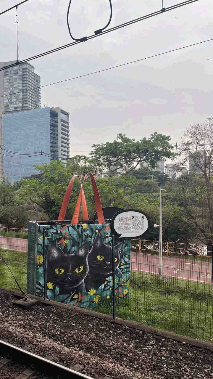 Ecobag gigante com gatos da campanha Artistas do Brasil Pets na Marginal Pinheiros