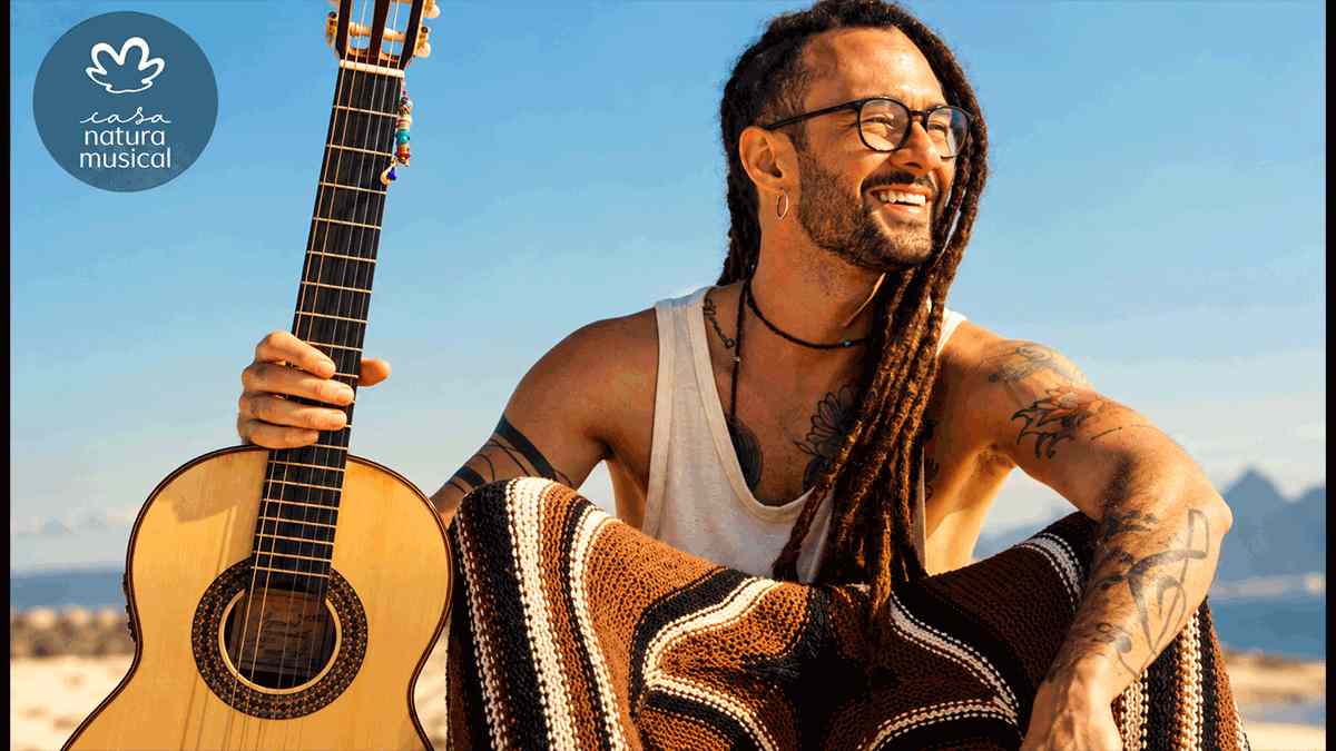 Gabriel Elias apresenta a turnê Acústica na Casa Natura Musical