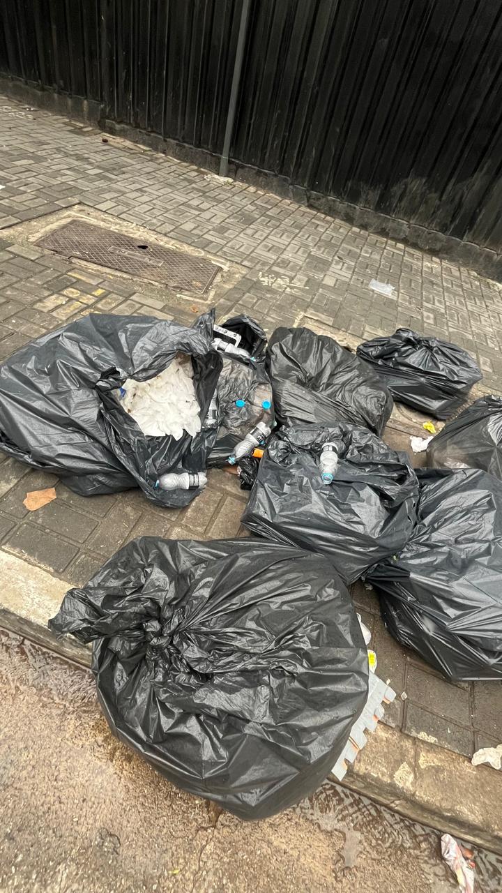 Lixo e resíduos acumulados na Rua dos Pinheiros