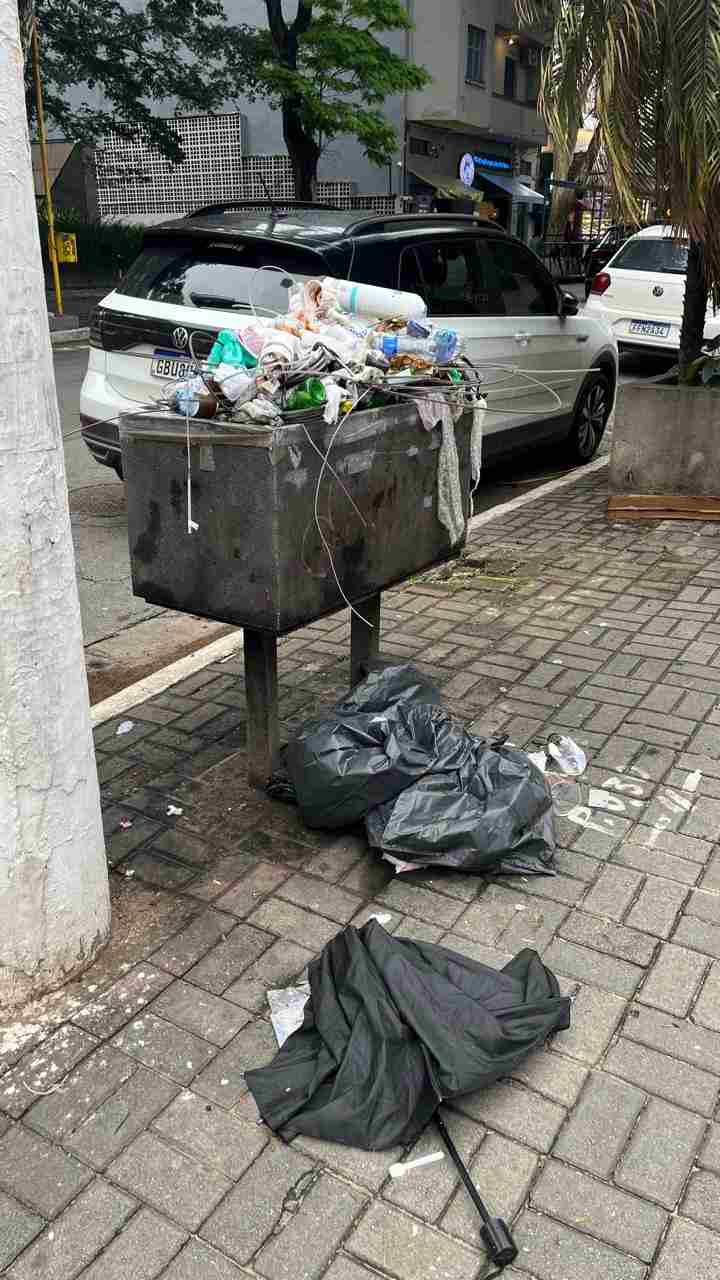 Lixeira pública com resíduos na Rua dos Pinheiros