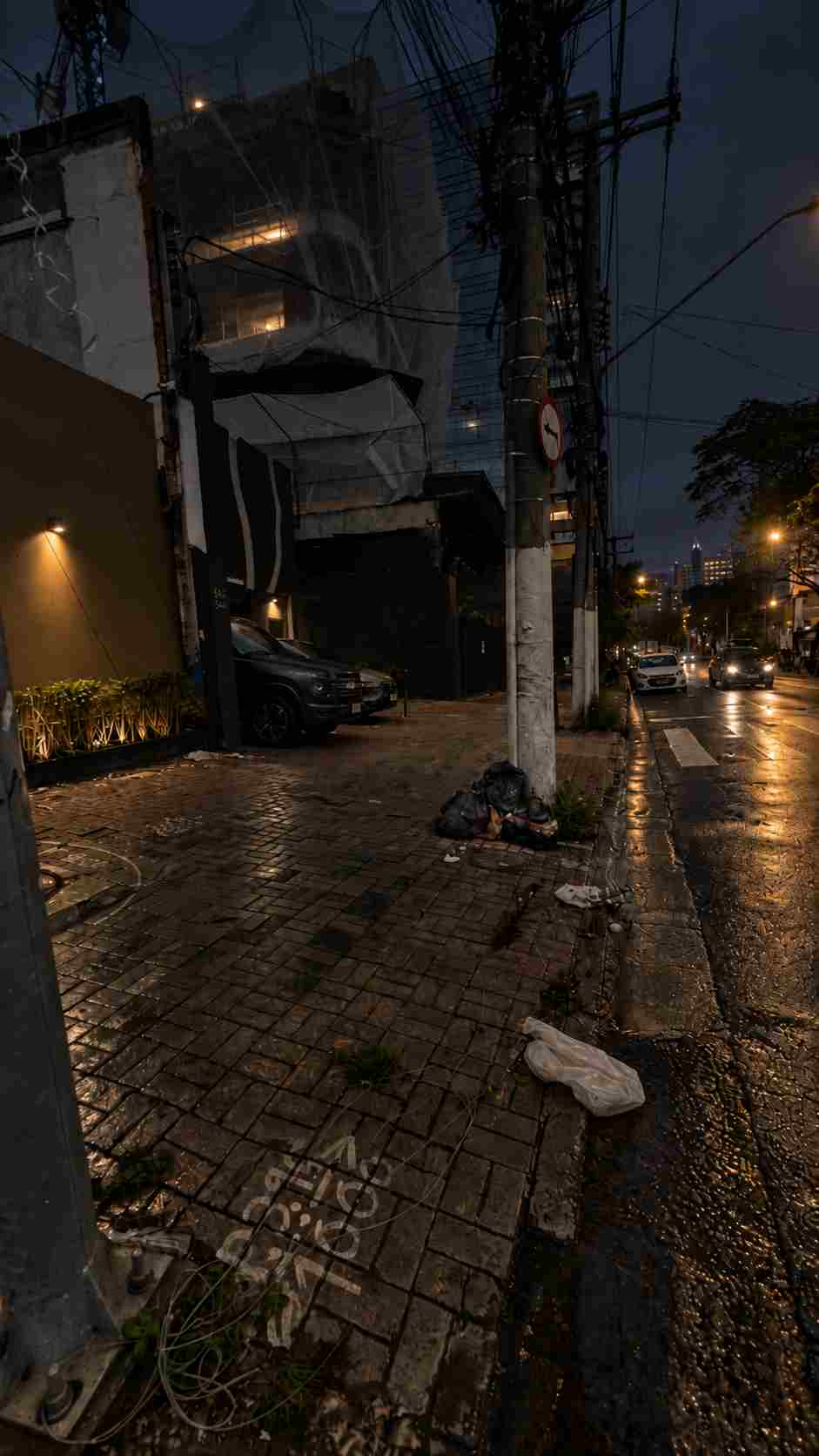 Lixo acumulado à noite na Rua dos Pinheiros