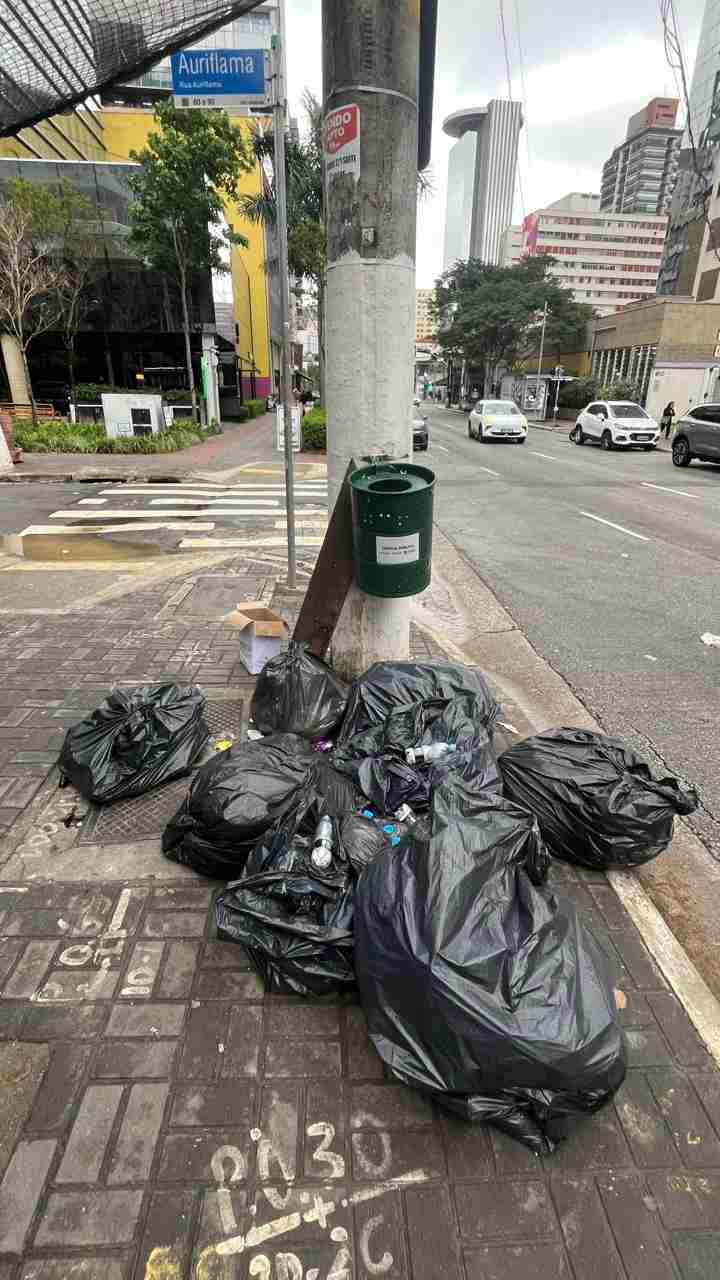 Lixo acumulado em trecho da Rua dos Pinheiros