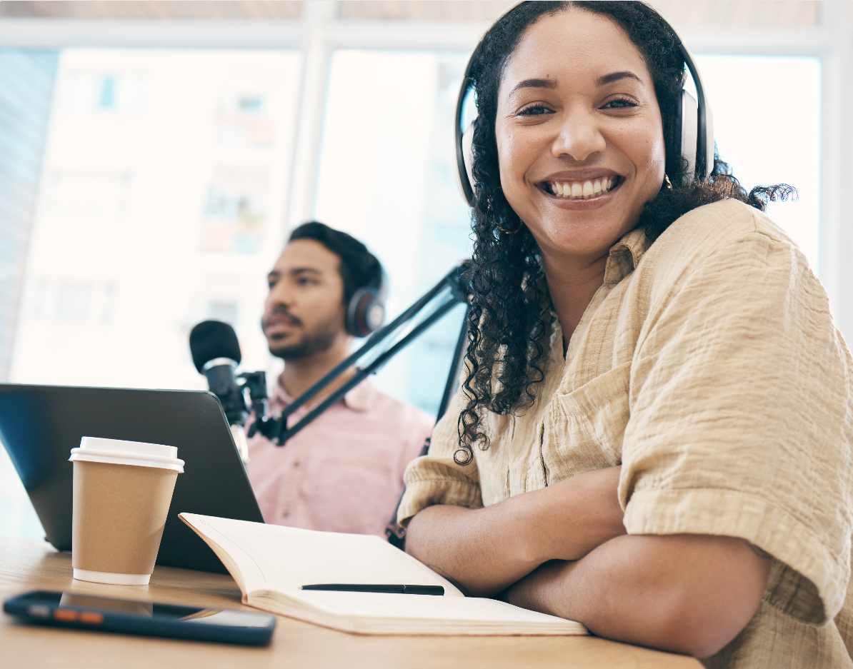 Microfone em estúdio de podcast e gravação