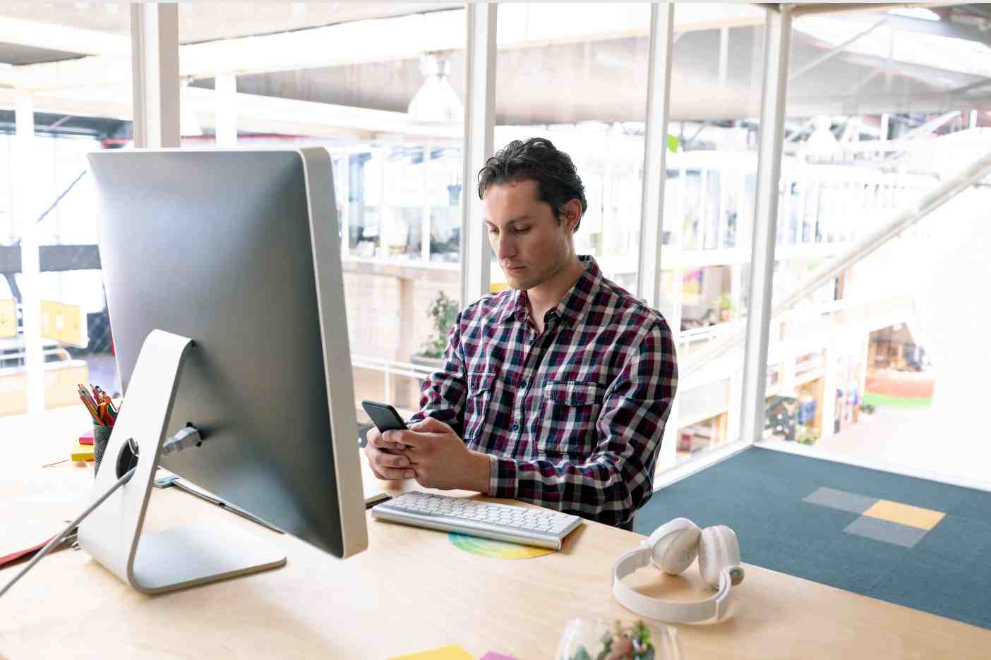 Profissional trabalhando com recursos digitais e tecnologia
