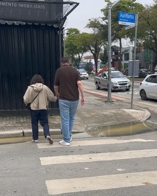 Imagem ilustrativa de problema com esgoto em área urbana