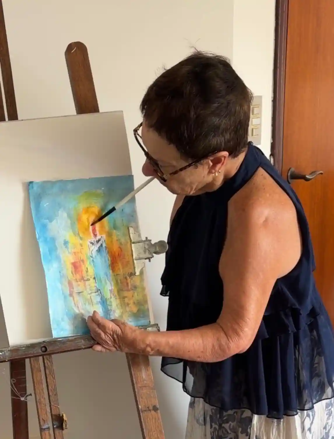 Artista Goret em processo de pintura de uma vela