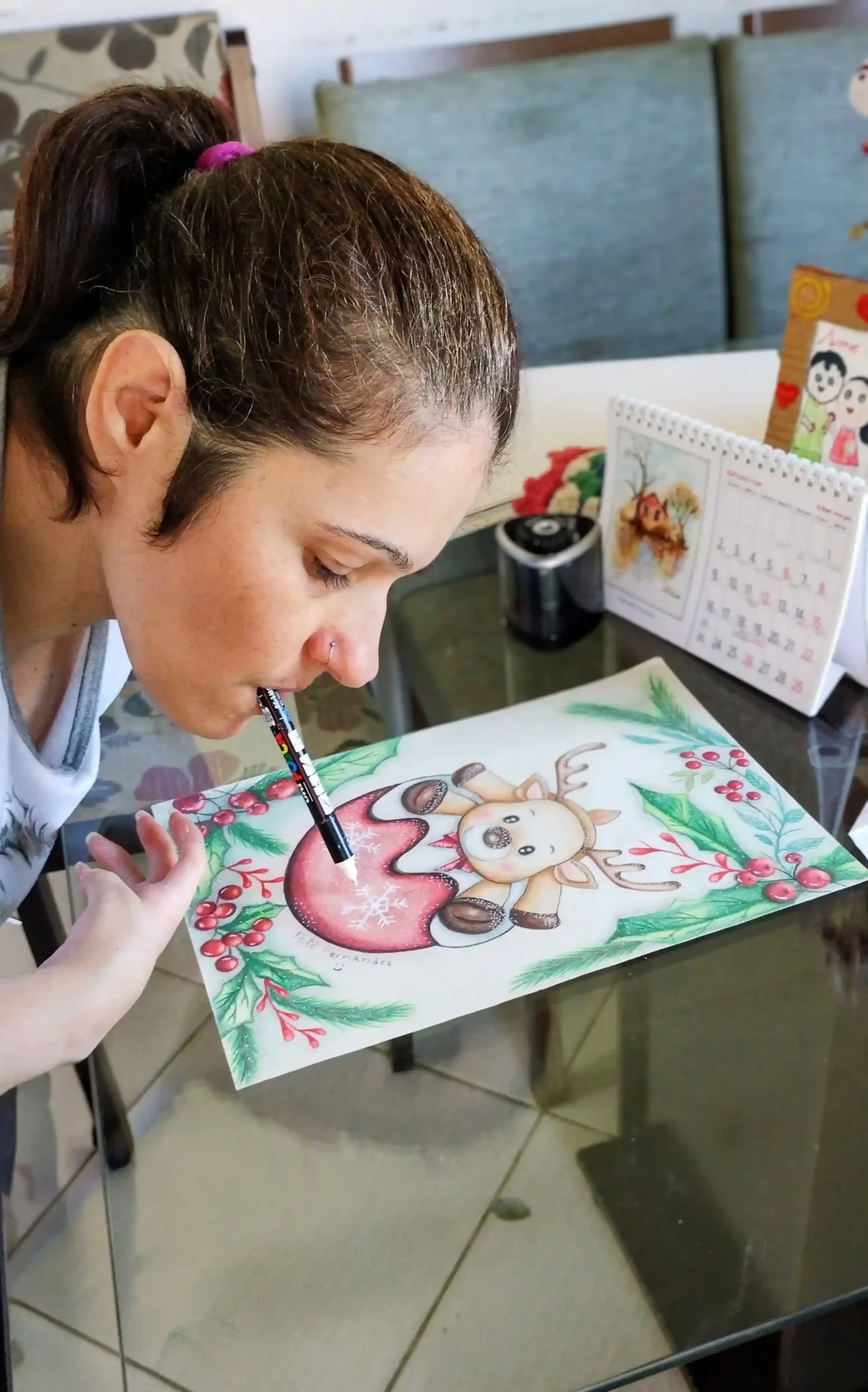 Artista Tete pintando uma rena